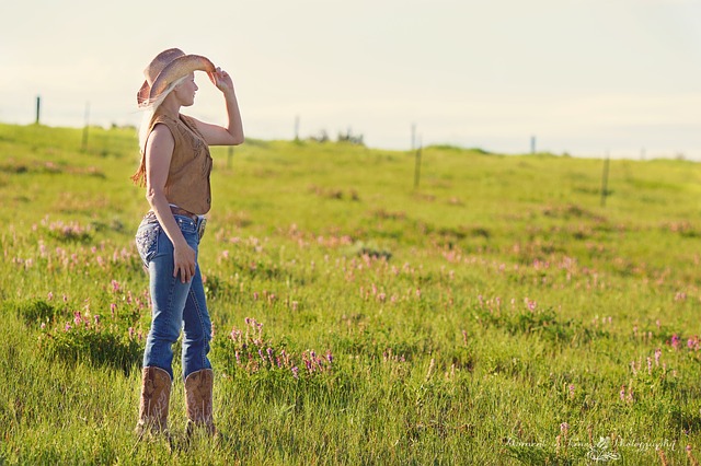 žena na venkově s kloboukem