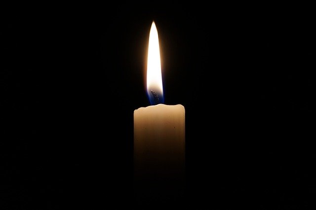sviečka v tme